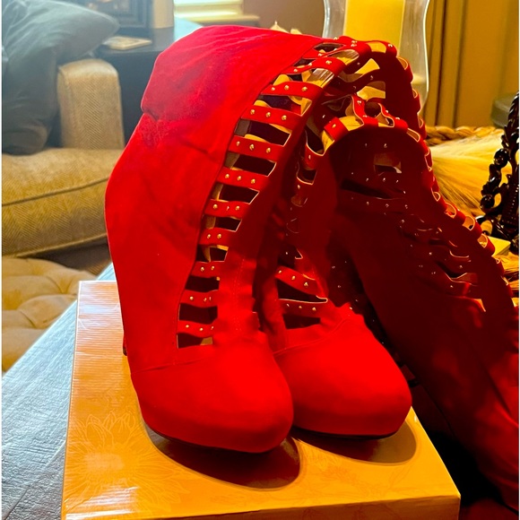 Free Rein Katya knee high boots in red velvet. Size 10 - Picture 2 of 4